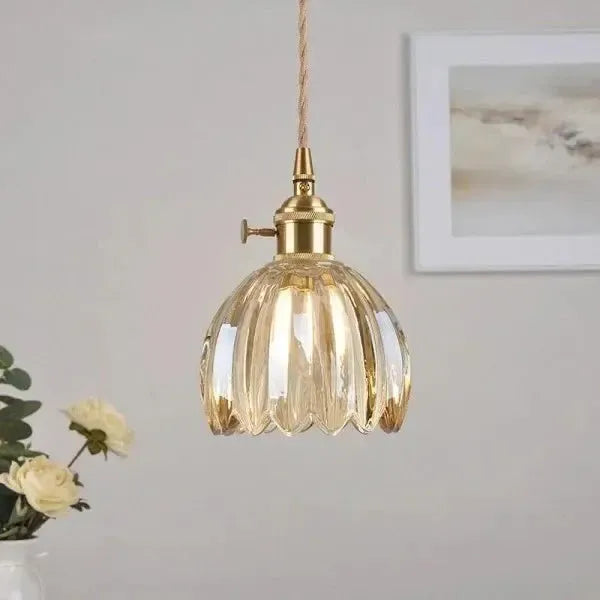 Colgante decorativo floral de cristal, romanticismo y luz cálida para tu espacio.
