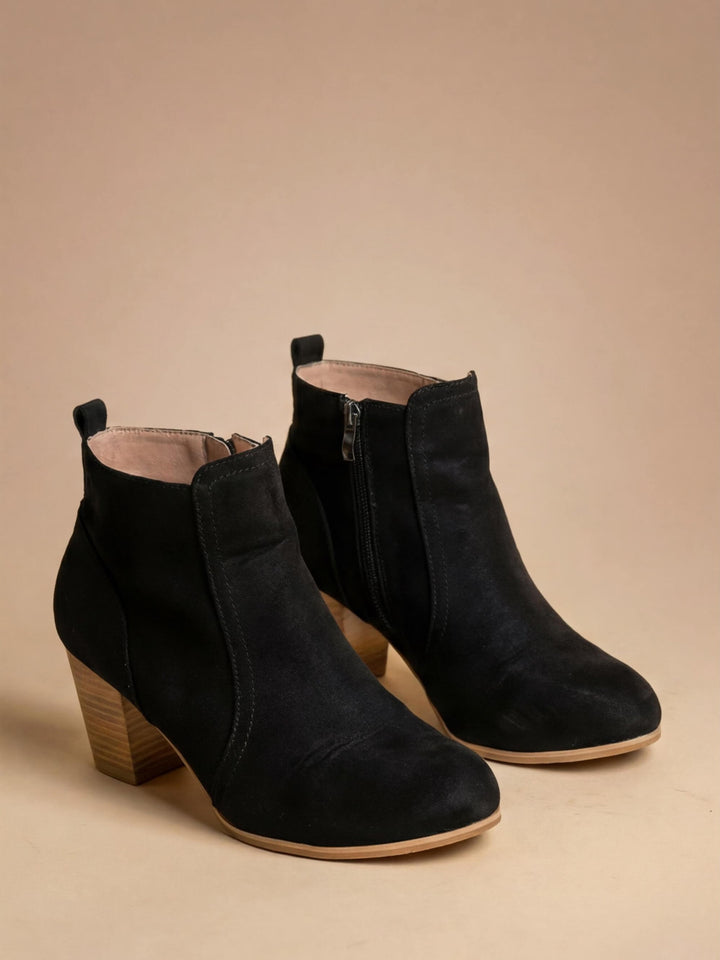 Calzado mujer: Botines de ante cómodos con tacón ancho y cremallera lateral. Ideal para look informal de otoño.