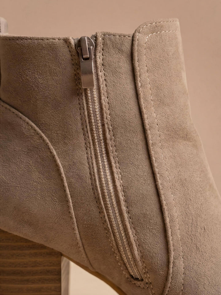 Elegantes botines de mujer de ante con tacón ancho y cremallera lateral. Calzado versátil para el día a día.
