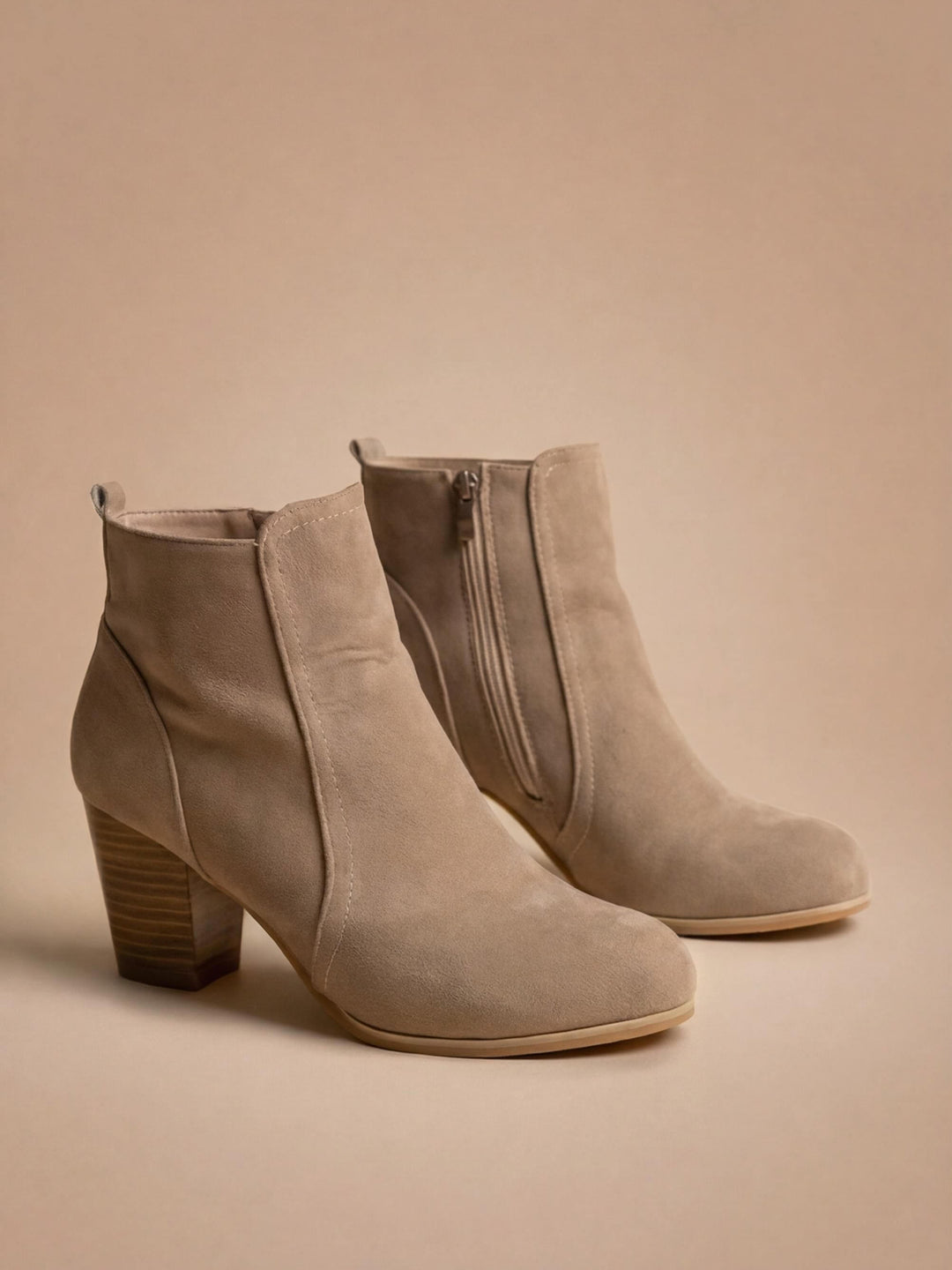Botines de mujer de ante con tacón ancho y cremallera lateral, perfectos para un estilo casual de otoño invierno.