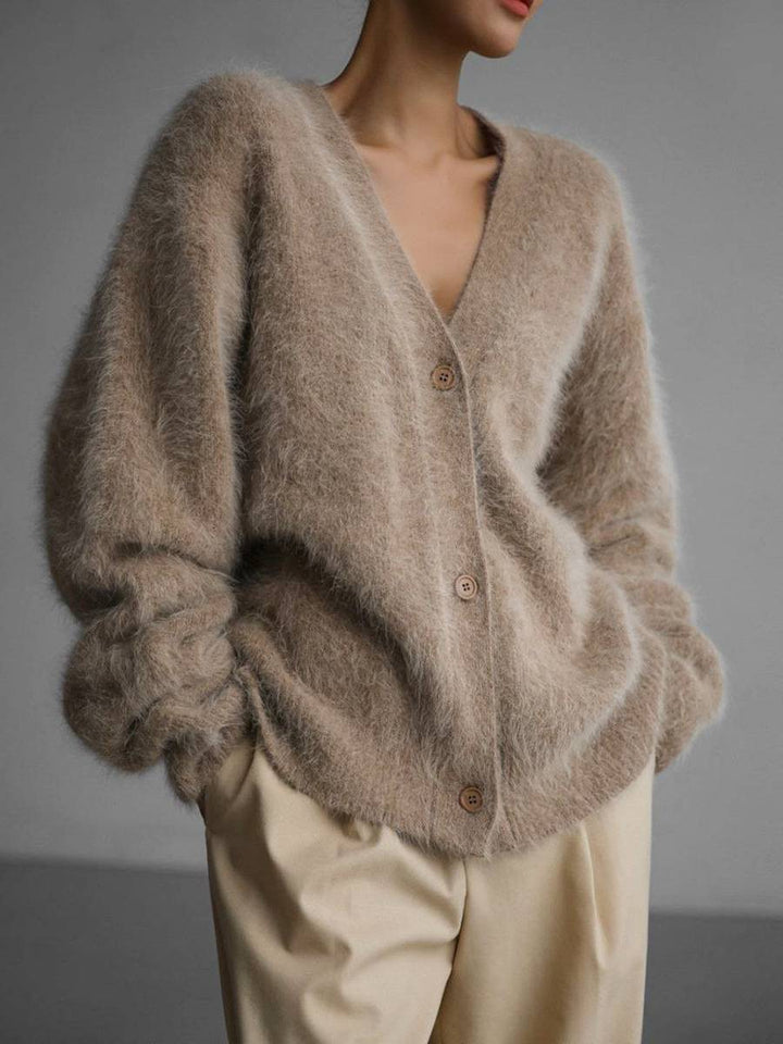 Cárdigan de mujer en punto mohair. Diseño moderno con cuello V, suave y cálido para la temporada de otoño e invierno.