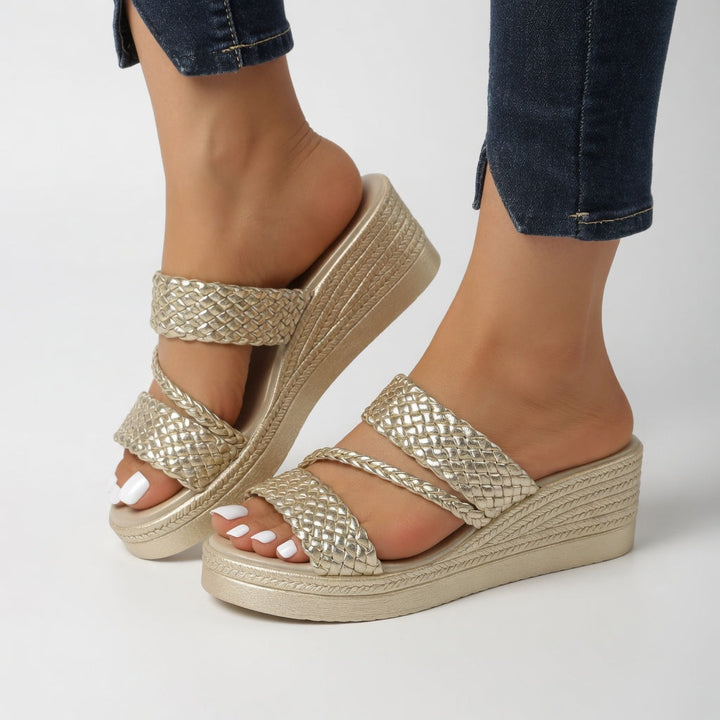 Sandalias cómodas de mujer con tiras trenzadas, perfectas para un estilo veraniego y casual.