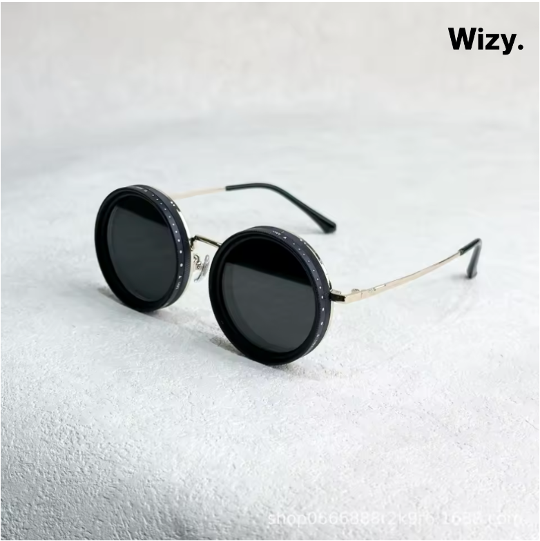 Gafas de sol ligeras con lentes negros, diseño moderno y protección UV para uso diario.