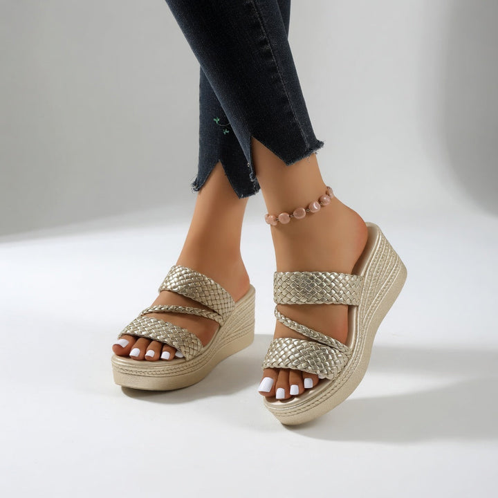 Sandalias de mujer con plataforma y tiras trenzadas. Comodidad y estilo para tus días de verano.