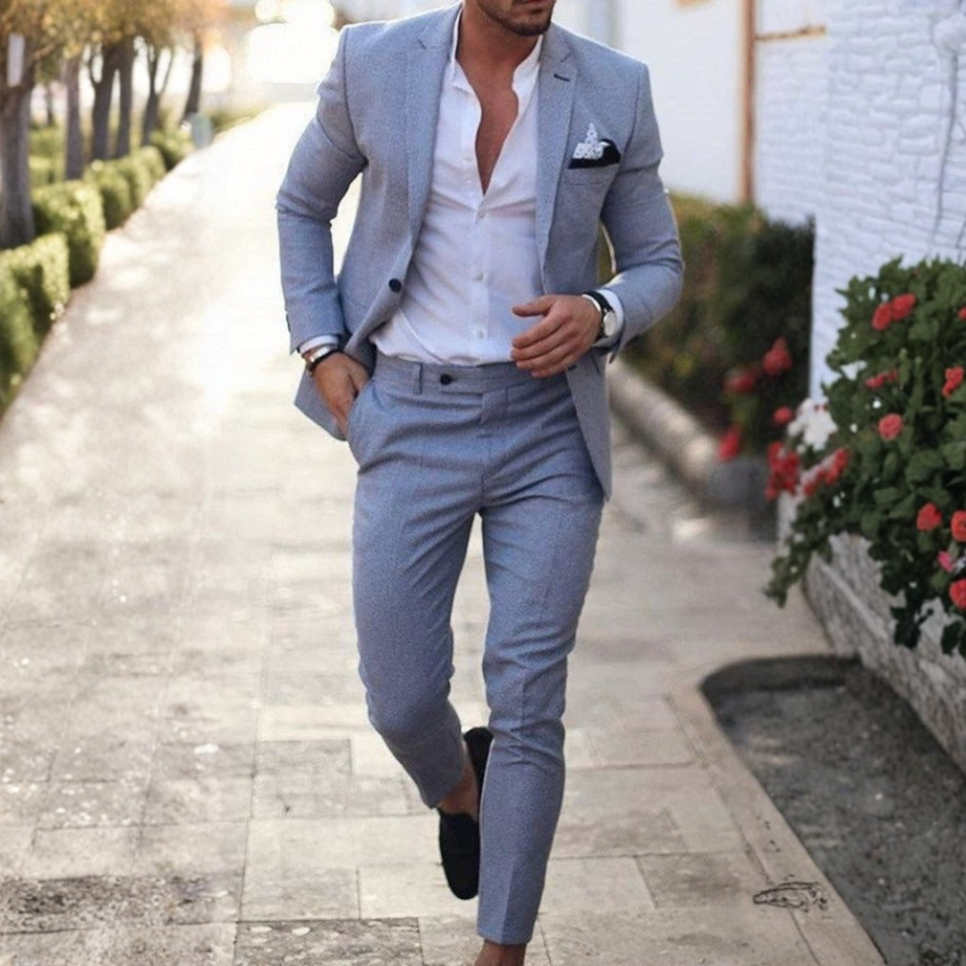Textura de tela de lino en un traje slim fit para hombre, material transpirable ideal para verano.