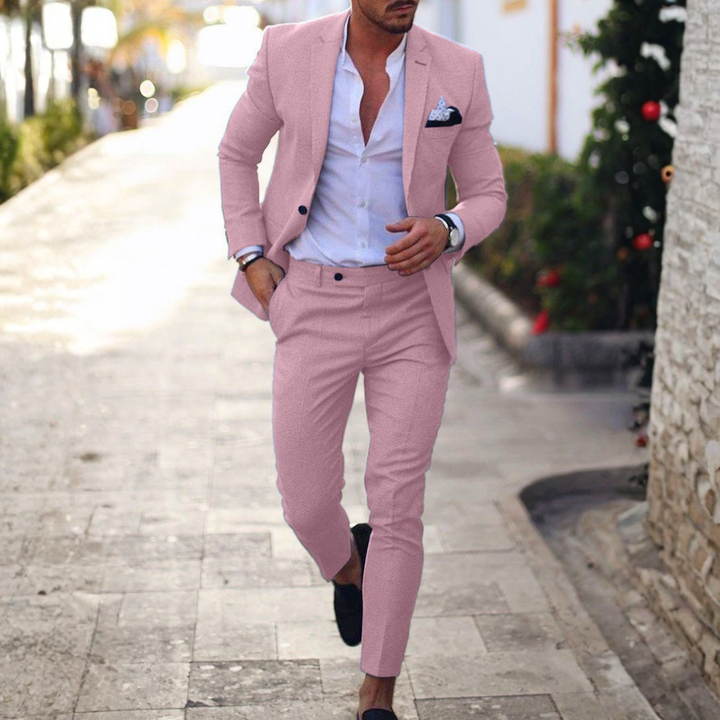 Hombre elegante con traje de lino slim fit completo, ideal para boda, fiesta o moda formal de verano.