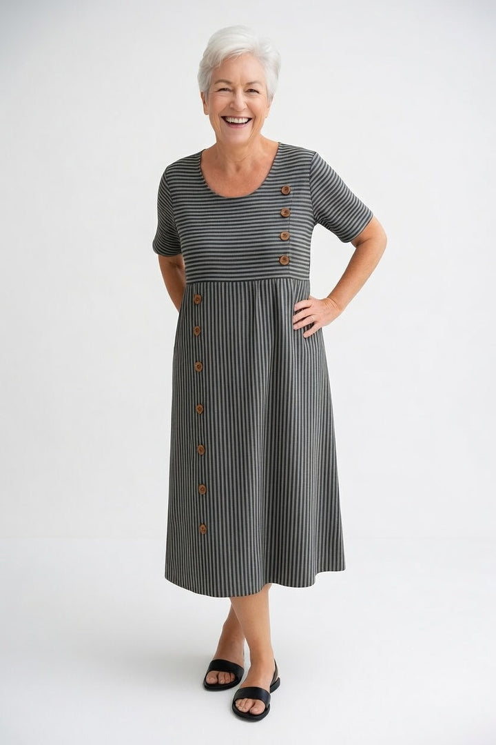 Vestido midi fluido de rayas, perfecto para mujer. Un diseño veraniego casual y cómodo.