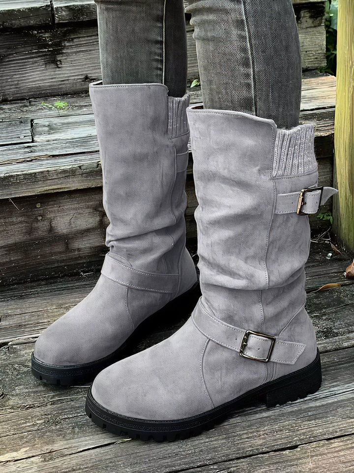 Cómodas botas de mujer de media caña con cálido puño de punto, ideales para mantener los pies abrigados en invierno.