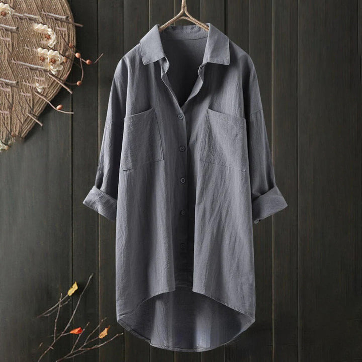 Blusa de mujer con corte relajado y mangas largas, muy versátil para cualquier vestuario.