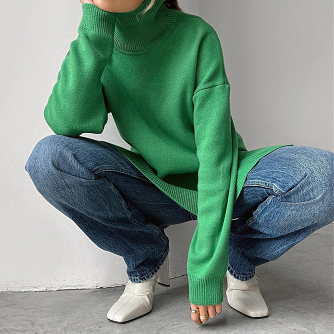 Ropa mujer: jersey cuello alto con abertura sutil, estilo casual chic y cómodo.