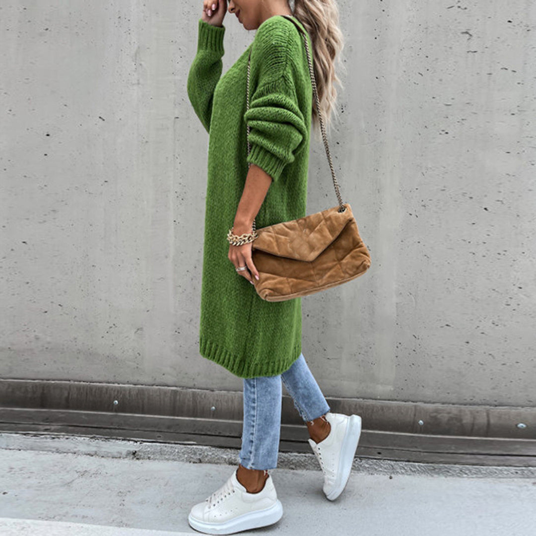Mujer con cárdigan largo, estilo sofisticado. Prenda clave para un look casual elegante.