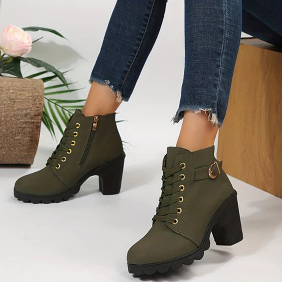 Vista trasera de botines de mujer con tacón cómodo, diseño elegante y moderno para invierno.
