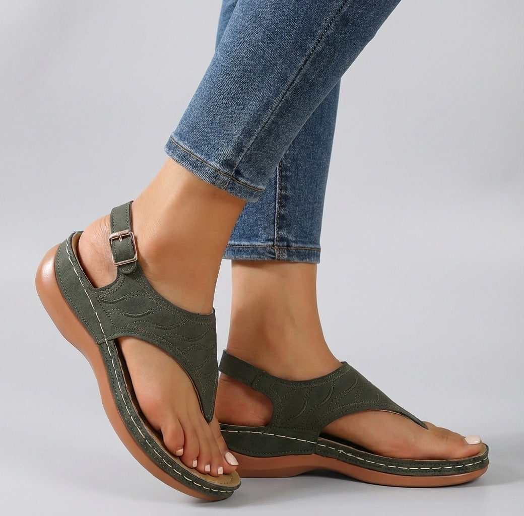 Sandalias de cuña elegantes para mujer con tira al tobillo. Perfectas para fiesta o look casual de verano.