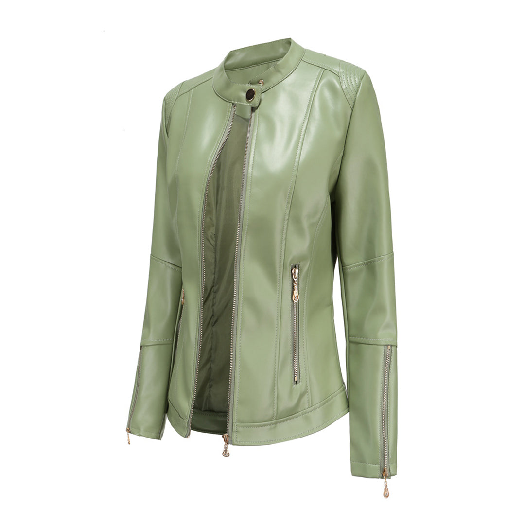 Chaqueta elegante de mujer con diseño fino, cuello redondo y botones, un básico en moda femenina.