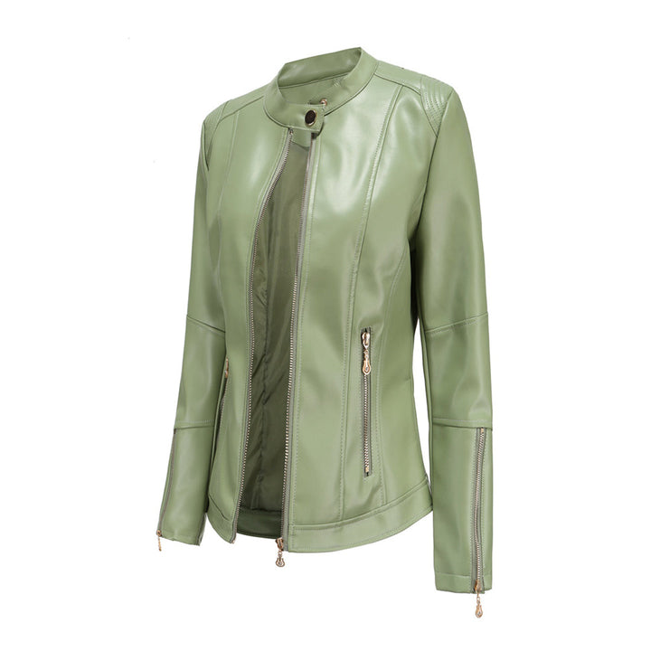 Chaqueta elegante de mujer con diseño fino, cuello redondo y botones, un básico en moda femenina.