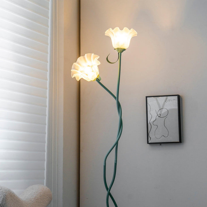Lámpara de pie floral, color verde. Aporta luz de ambiente y estilo moderno a tu hogar.