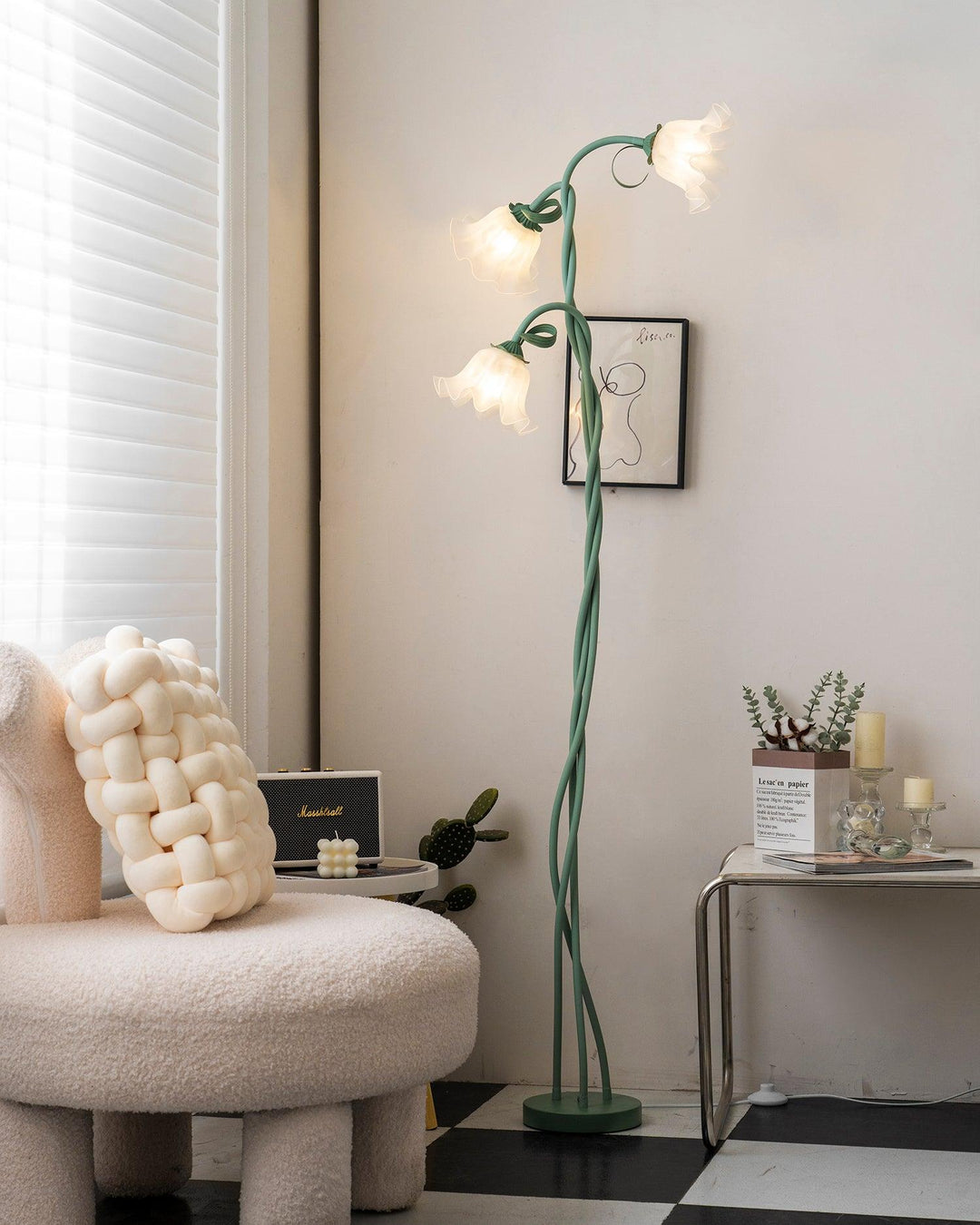 Lámpara de pie floral, con pie floreciente. Diseño verde para una decoración única.