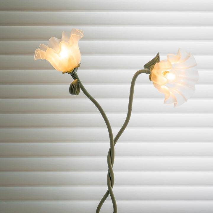 Elegante lámpara de pie floral para dormitorio, luz de ambiente acogedora. Decoración verde.