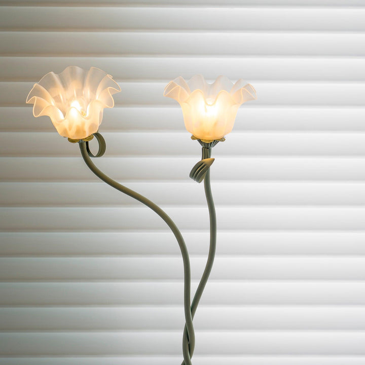 Lámpara de pie verde con detalles florales, perfecta para decoración de salón y dormitorio.