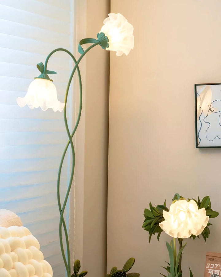 Lámpara de pie floral verde en salón, creando ambiente con luz decorativa. Diseño moderno.