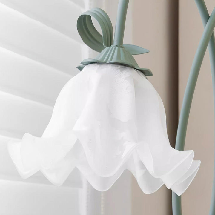 Lámpara de pie floral verde. Perfecta para crear un ambiente relajante con luz cálida.