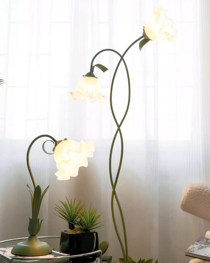 Lámpara de pie floral verde, ideal para la iluminación decorativa de tu dormitorio.