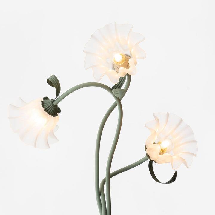 Detalle de lámpara de pie floral verde, luminaria para un toque natural en tu hogar.