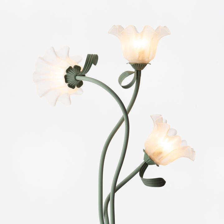 Lámpara de pie floral verde, elemento decorativo clave para iluminación del hogar.