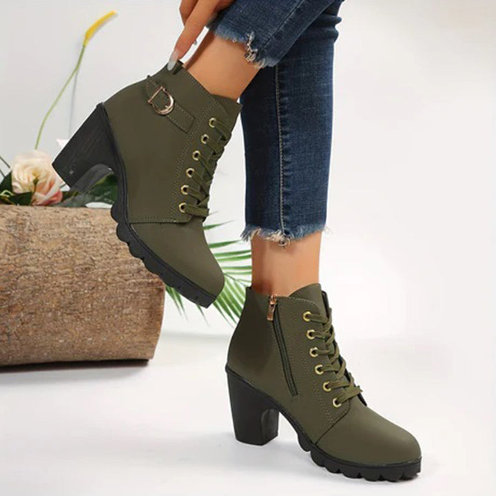 Mujer luciendo botines elegantes y cómodos con tacón, ideales para un outfit de moda invernal.