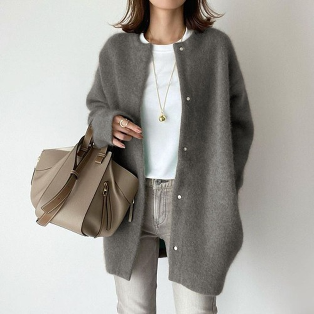 Cárdigan de mujer versátil en estilo clásico. Tejido suave ideal para un look casual de otoño-invierno.
