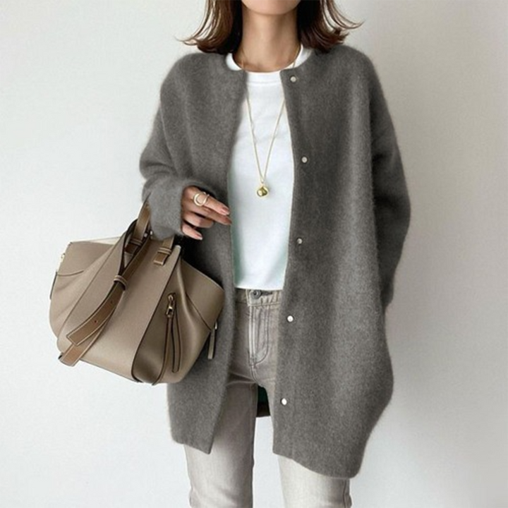 Cárdigan de mujer versátil en estilo clásico. Tejido suave ideal para un look casual de otoño-invierno.