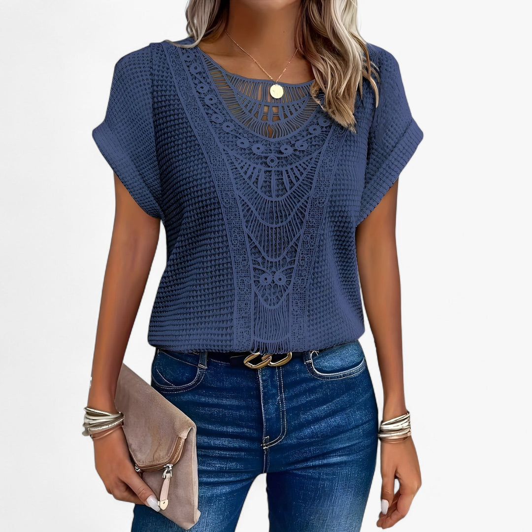 Top de encaje blanco de espalda para mujer, diseño elegante. Moda femenina casual y sofisticada.
