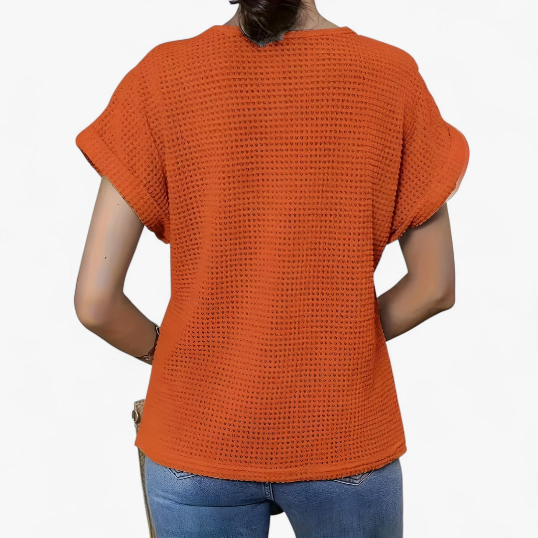 Top de encaje rojo para mujer. Blusa elegante y sexy, ideal para moda femenina chic y casual.