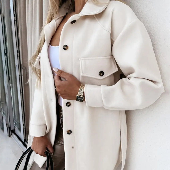 Abrigo de primavera beige para mujer, estilo casual. Chaqueta ligera ajustada, perfecta para ropa de moda elegante.