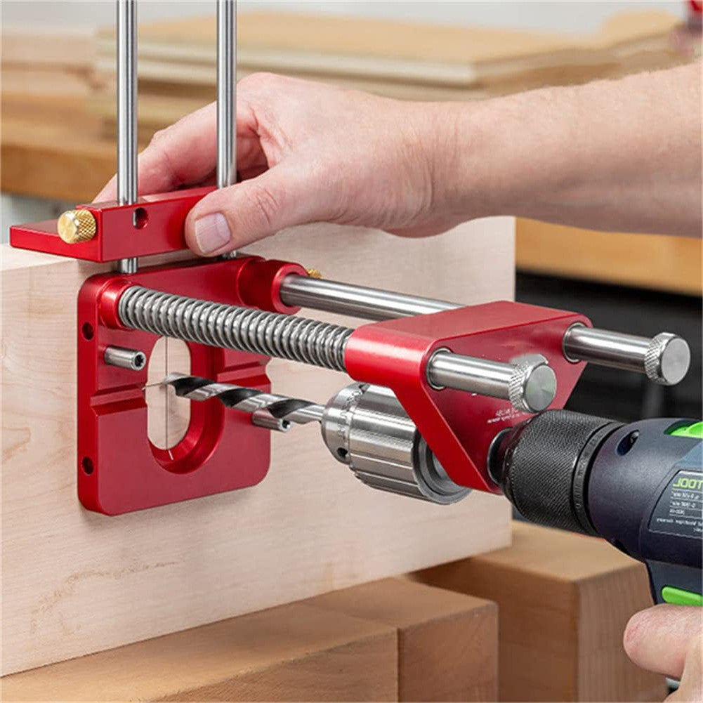 Guía de taladro para carpintería, accesorio ajustable que facilita la perforación precisa en madera.