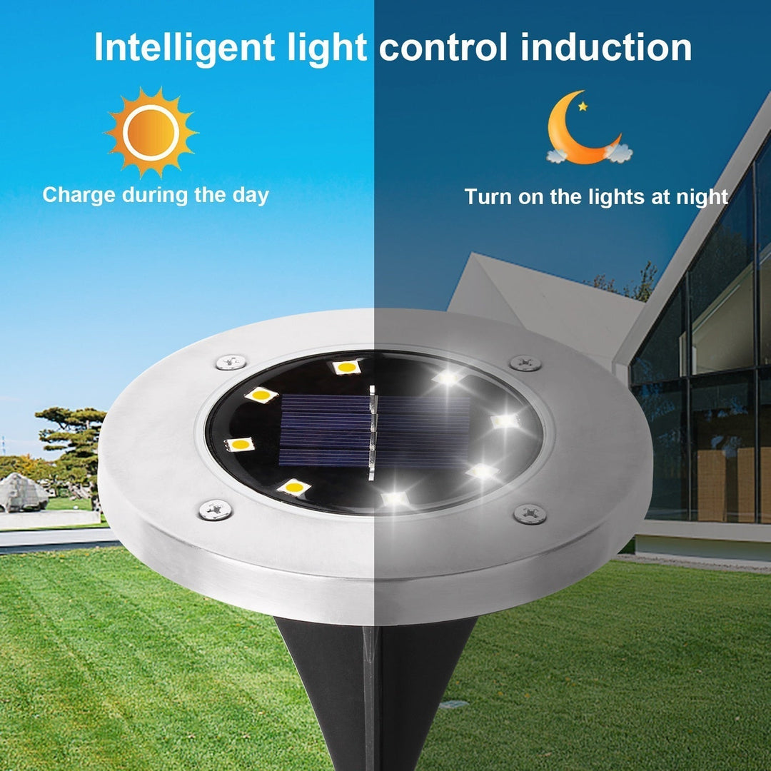 Lámparas solares LED automáticas iluminando un jardín de noche, luz cálida para decoración exterior y vías.