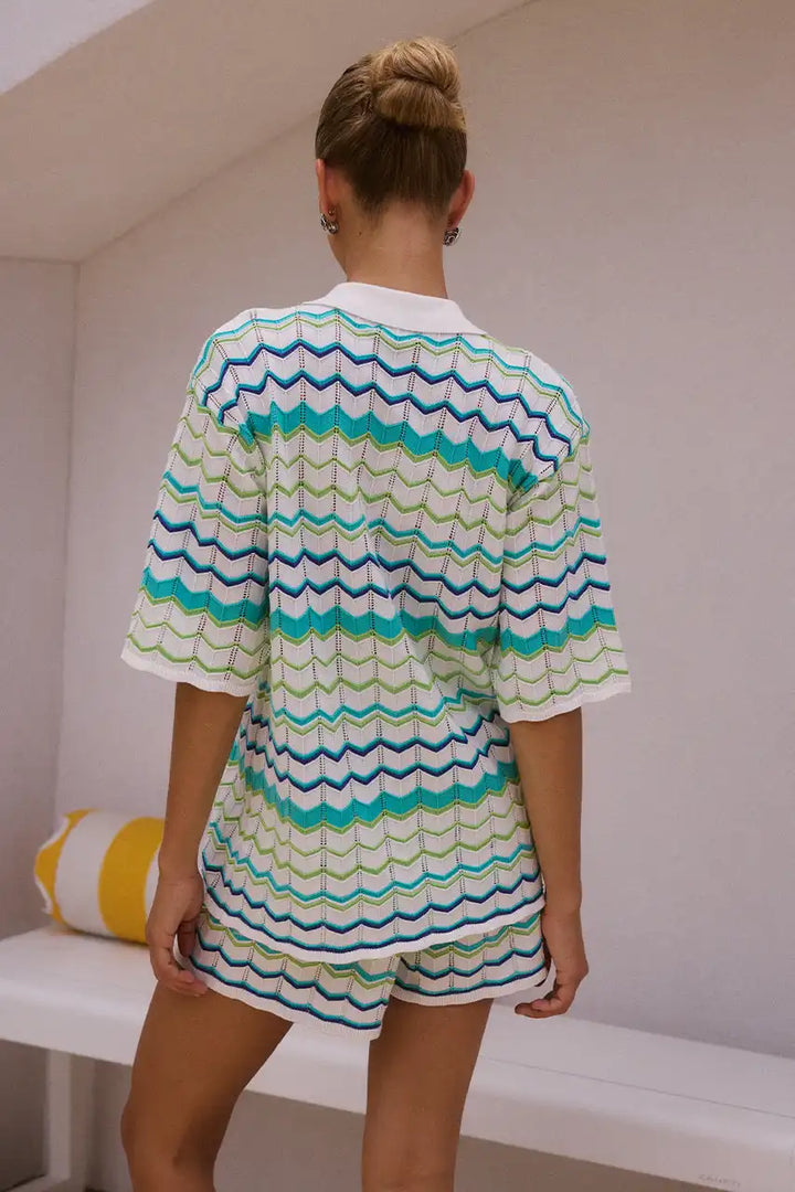 Conjunto de shorts y camiseta para mujer. Prenda cómoda de dos piezas, ideal para ropa de verano y estilo casual.