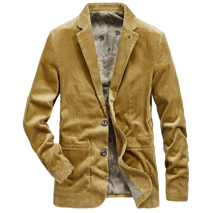 Detalle del forro floral en blazer de hombre elegante. Moda masculina distintiva para fiesta u oficina.
