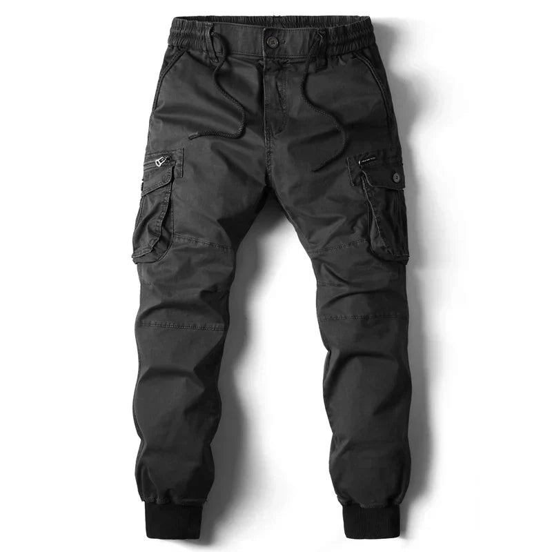 El pantalón jogger cargo ARLO, la elección ideal para hombres que buscan comodidad, estilo y funcionalidad urbana.