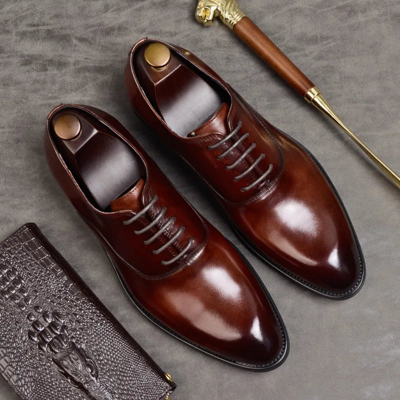 Zapatos Oxford clásicos de piel para hombre. Calzado formal, elegante y cómodo para oficina o eventos.