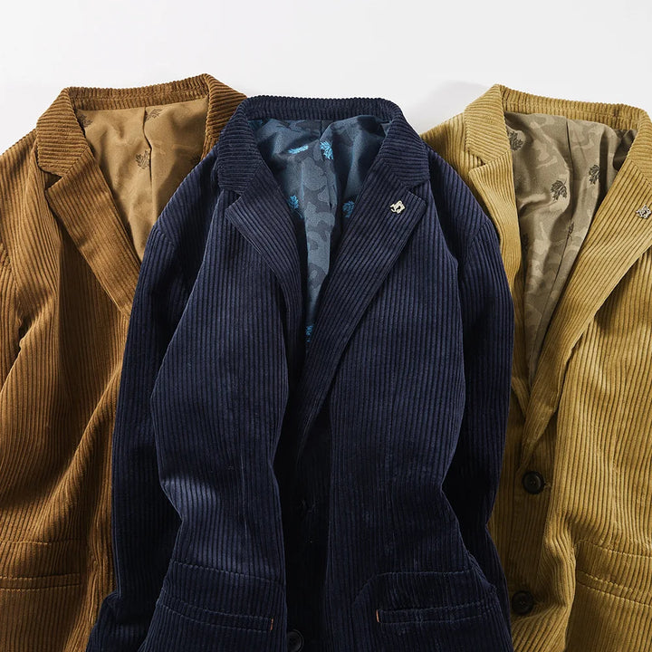 Primer plano de blazer para hombre: forro floral. Estilo y moda masculina para atuendos formales.