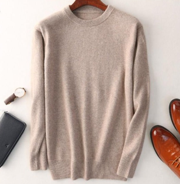 Suéter verde oliva, cuello redondo para hombres. Moda masculina clásica, ideal para la temporada fría.