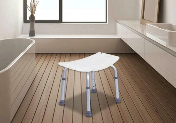 Taburete de ducha de aluminio ligero y resistente, plegable y con topes antideslizantes para usar en la bañera o ducha.