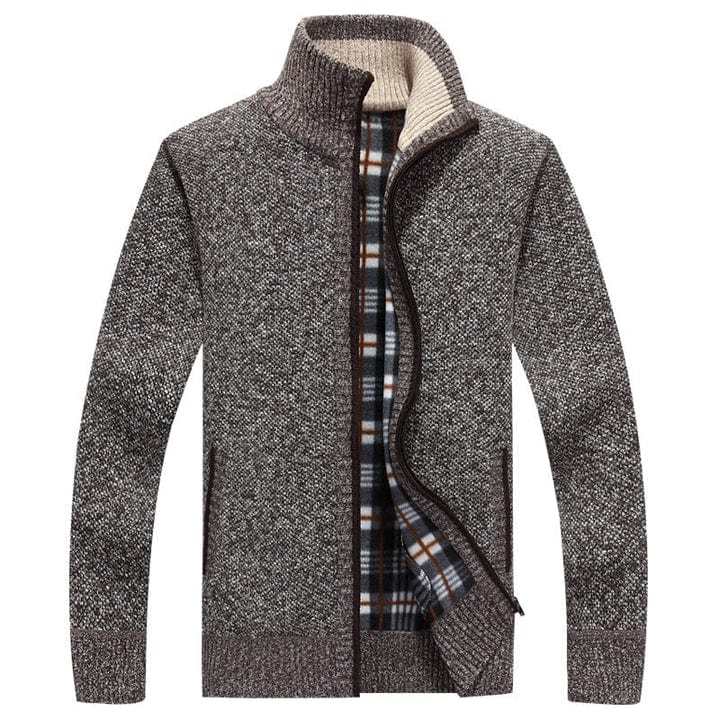 Hombre modelando chaqueta de punto casual con cremallera, look otoño-invierno, ropa masculina.