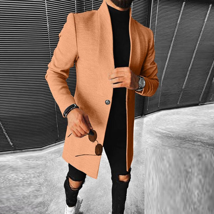 Detalle de chaqueta moderna para hombre, diseño geométrico que define un estilo urbano único.