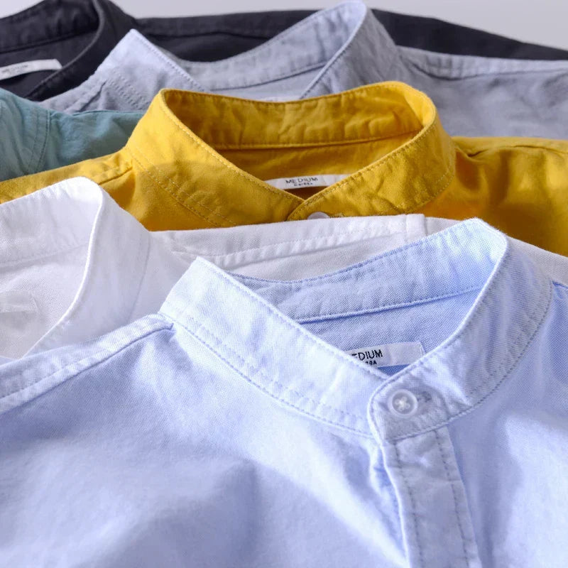 Camisa ligera de hombre con cuello mao, corte recto, ideal para eventos de verano al aire libre.