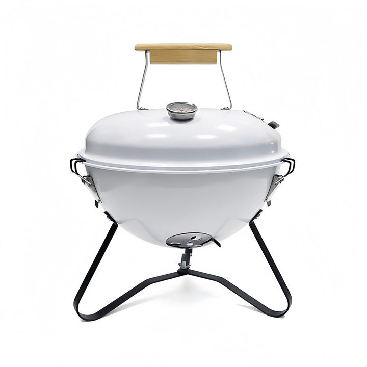 Grill de carbón con tapa y patas estables para seguridad en el exterior.