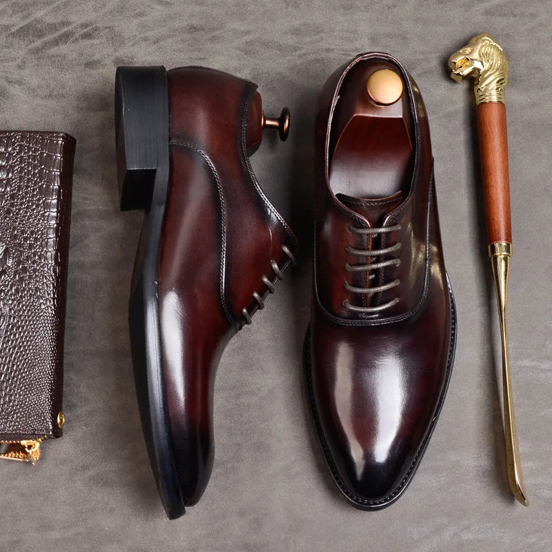 Hombre calzando zapatos Oxford negros, combinando estilo clásico y formal para la oficina o eventos.