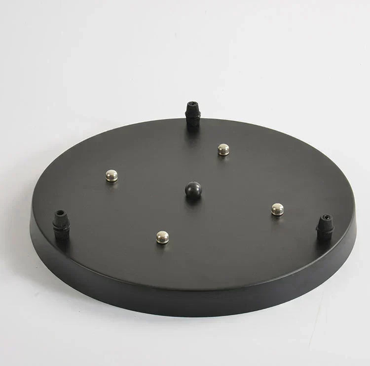 Base de techo de metal negro para lámpara colgante, aporta un toque de diseño y seguridad a la iluminación.