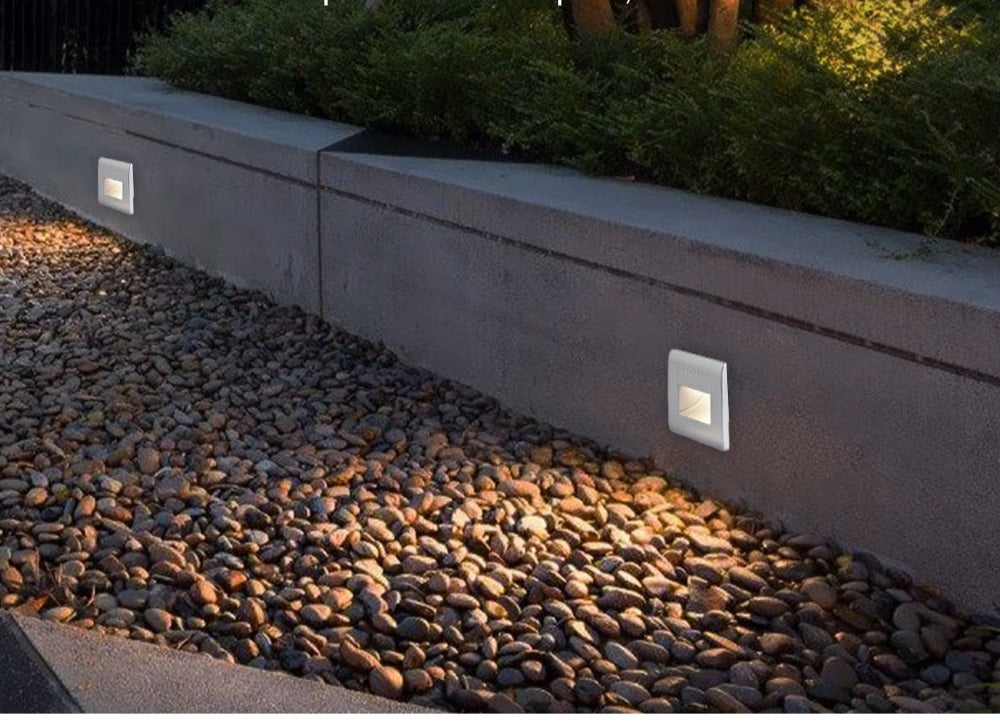 Lámpara de pared LED con sensor PIR para escaleras. Diseño elegante en oro o plata, luz inteligente.